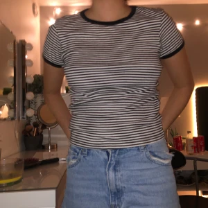 Svartvitt tröja - Jättefin tröja till sommaren 