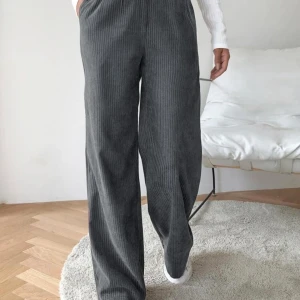 Grå byxor  - Jätte sköna grå byxor. Bra material och sitter bra, helt nya har aldrig använt dem. Köpte 2 stycken istället för 1 så behöver inte den andra, 110 kostar plus frakt. 