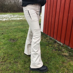 L1PremiumGoods Heartbreaker Skidbyxor S - (Intressekoll)💘✨ Byxorna är endast testade och helt oanvända, de är en storlek för små för mig men passar perfekt på er som är XS/S. Går bra som snowboard/skidbyxor 🏂💙 Köpte de för nypris 1899kr och priset kan då diskuteras 🤍 (Skinnyfit)