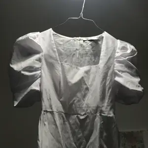 Fin klänning från NA-KD som andvänts en gång i Augusti. Skrynklig då den bara legat vikt i garderoben sedan dess! Skriv om du har frågor :)