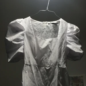 Klänning - Fin klänning från NA-KD som andvänts en gång i Augusti. Skrynklig då den bara legat vikt i garderoben sedan dess! Skriv om du har frågor :)