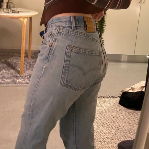 Levi’s jeans - Coola baggy levi’s jeans från 80/90-talet som tyvärr inte kommer till användning. Skulle säga att det är midrise och sitter på mig som vanligtvis är W27 rätt så löst. Är 162cm lång och jeansen slutar ungefär vid mina fotknölar. Frakt ingår i priset💙💙