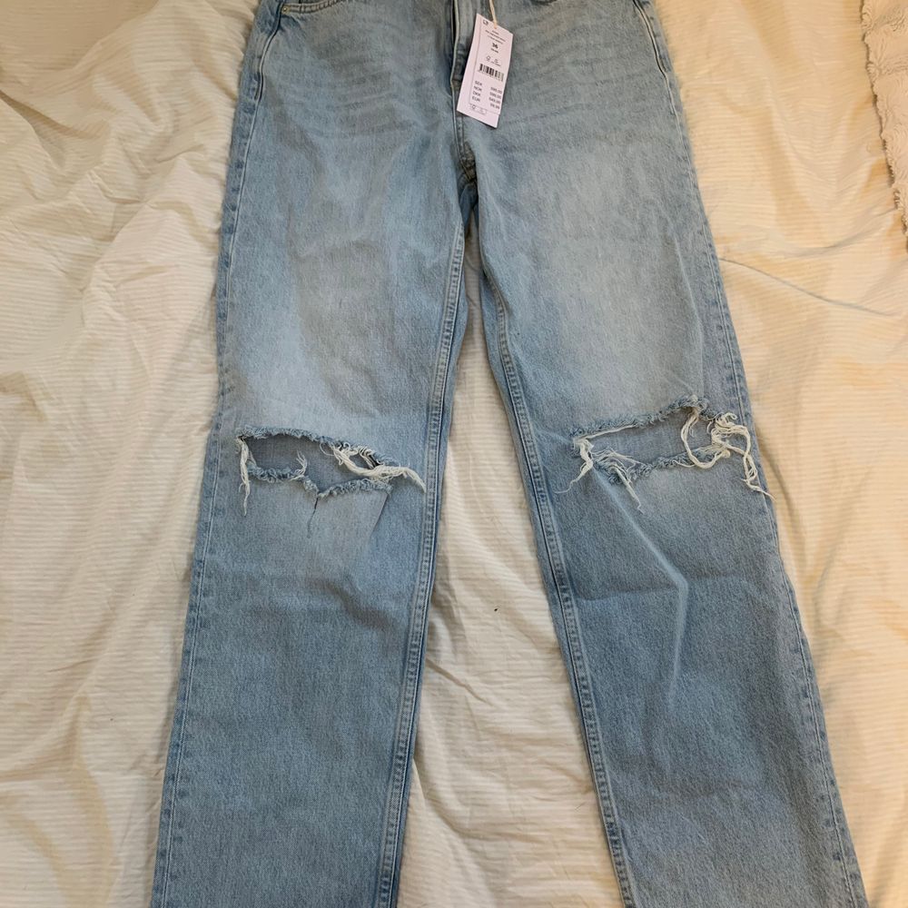 Nya populära Gina tricot 90s highwaisted jeans. Jättefina jeans som jag fick i julklapp som tyvärr inte passar mig. Beställda på internet och endast testade och har kvar prislappen. Säljer dom för 400kr eller högsta bud. Storlek 36.❤️. Jeans & Byxor.