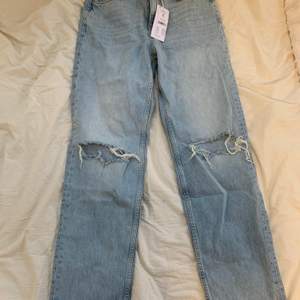 Nya populära Gina tricot 90s highwaisted jeans. Jättefina jeans som jag fick i julklapp som tyvärr inte passar mig. Beställda på internet och endast testade och har kvar prislappen. Säljer dom för 400kr eller högsta bud. Storlek 36.❤️