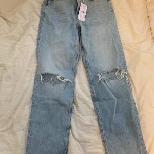 Gina tricot 90s highwaisted jeans  - Nya populära Gina tricot 90s highwaisted jeans. Jättefina jeans som jag fick i julklapp som tyvärr inte passar mig. Beställda på internet och endast testade och har kvar prislappen. Säljer dom för 400kr eller högsta bud. Storlek 36.❤️