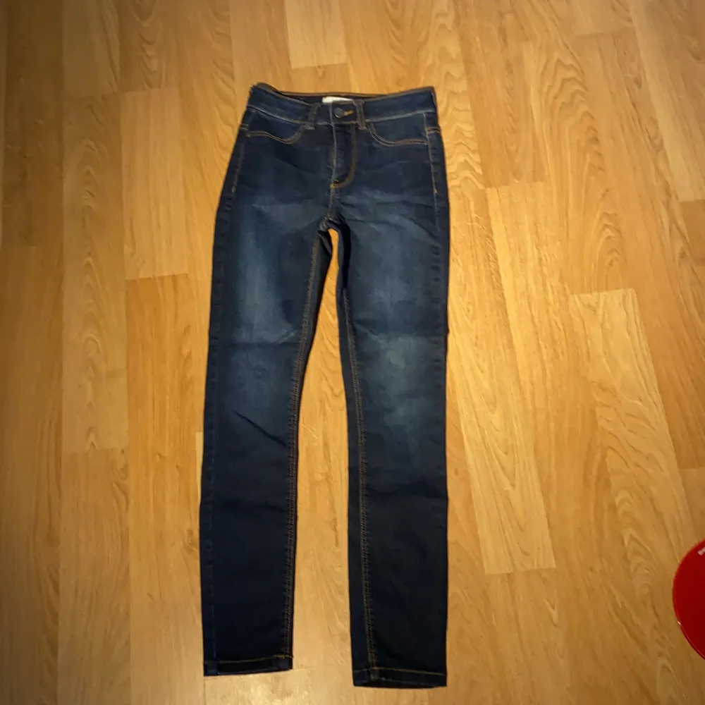 Mörkblåa jeans från Vero Moda med märke JDY. Stolek xs.Aldrig andvända!Prutning kan sker med rimliga priser!. Jeans & Byxor.