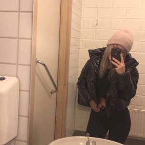 Lackad Pufferjacket S - Fett cool lackjacka från boohoo i storlek 36. En av mina favoritjackor men kommer inte till lika mycket användning längre. Kom privat för fler bilder. Köparen står för frakten!💕💕