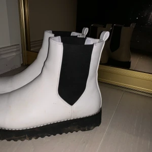 skor  - Använda några gånger men är fortfarande vita! Går att tvätta av dom lätt. Köpta på nakd för 399kr! Storlek 37 men är stora i storleken☺️