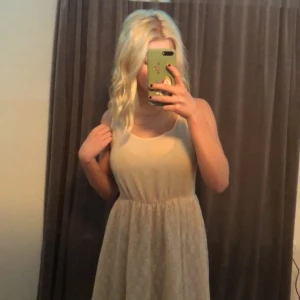 Spets klänning i st S/M - Den sitter bra