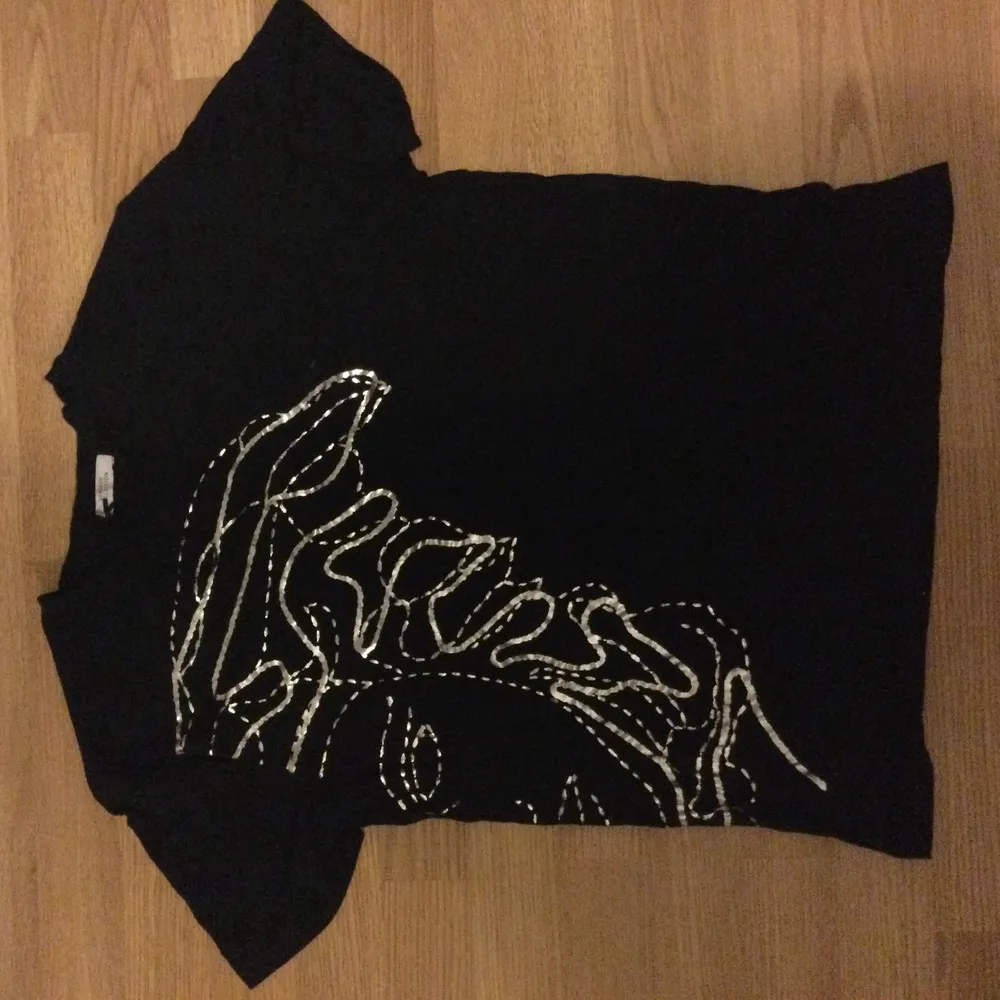 Skitsnygg Versace T-shirt från broken medusa collection. Självklart äkta och andvänd bara en gång. Orginal pris: 2500kr  buda om pris🖤. T-shirts.