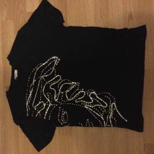 Skitsnygg Versace T-shirt från broken medusa collection. Självklart äkta och andvänd bara en gång. Orginal pris: 2500kr  buda om pris🖤