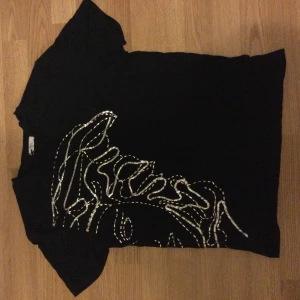 Versace T-shirt🤍 - Skitsnygg Versace T-shirt från broken medusa collection. Självklart äkta och andvänd bara en gång. Orginal pris: 2500kr  buda om pris🖤