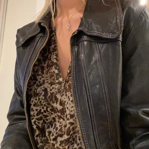 Skinnjacka - Denna passar mig som är S. Den sitter då rätt så tight men inte i armarna och är ungefär till höften. Perfekt till våren! (Ej äkta skinn)