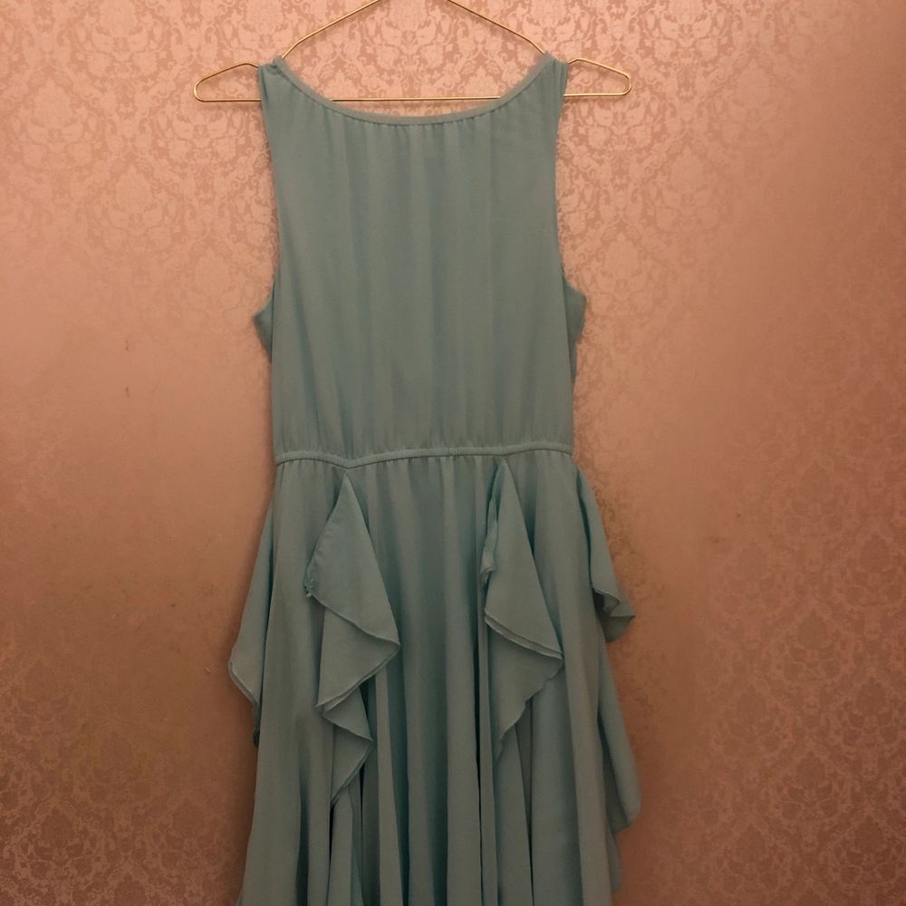 A blue long summer dress for children, it fits big because it’s very stretchy. Has only been used once, I bought it at H&M but they don’t sale it anymore. It’s in great condition no flaws or anything, it’s very comfortable and cute.. Klänningar.