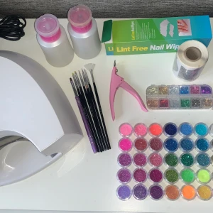 Nagelgrejer  - Allt för 600 kr, finns i centrala Uddevalla. - UV lampa  - 2 st pumpflaskor  - Wipes (full förpackning) - Mallar - 7 st olika penslar  - Tipp tång  - Färdig delat folie i 12 olika färger  - Glitter i 45 olika färger  - Striping tape i 21 olika färger 