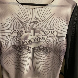 meshtop storlek L - jpg inspirerad meshtop med tryck från shein. 120kr med frakt inräknad. storlek L men passar M och de med större byst. pm för mer info <3