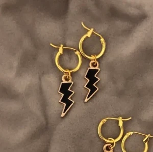 Blixtörhängen  - Ett par superfina svarta blixtörhängen med guldigt runt om, säljer pga att dom inte har kommit till användning. Säljer för 99kr ink frakt 💖