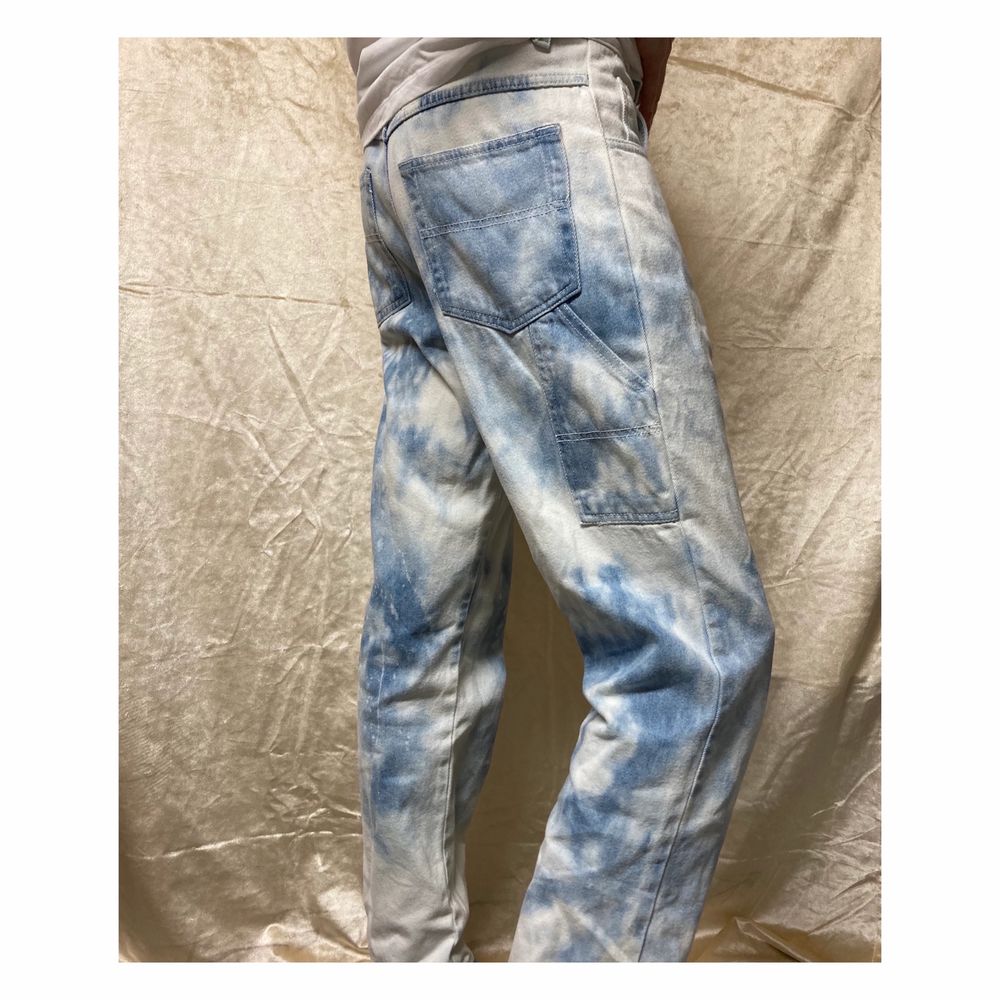 Vintage carpenter jeans. Bleached at home to create a cloudy look. Size fits a 30-32 waist, would say length is 34. Model usually wears a 30-34! Details on side as seen in the second picture. If you have any questions send us a DM!. Jeans & Byxor.