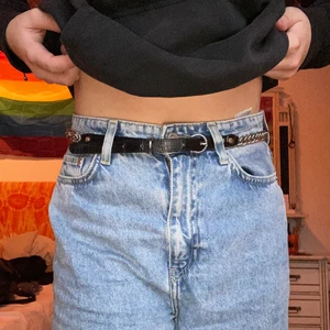 Bälte - Ett svart bälte med kedjor på sidorna🖤⛓ super coolt verkligen! Köparen betalar frakt📦