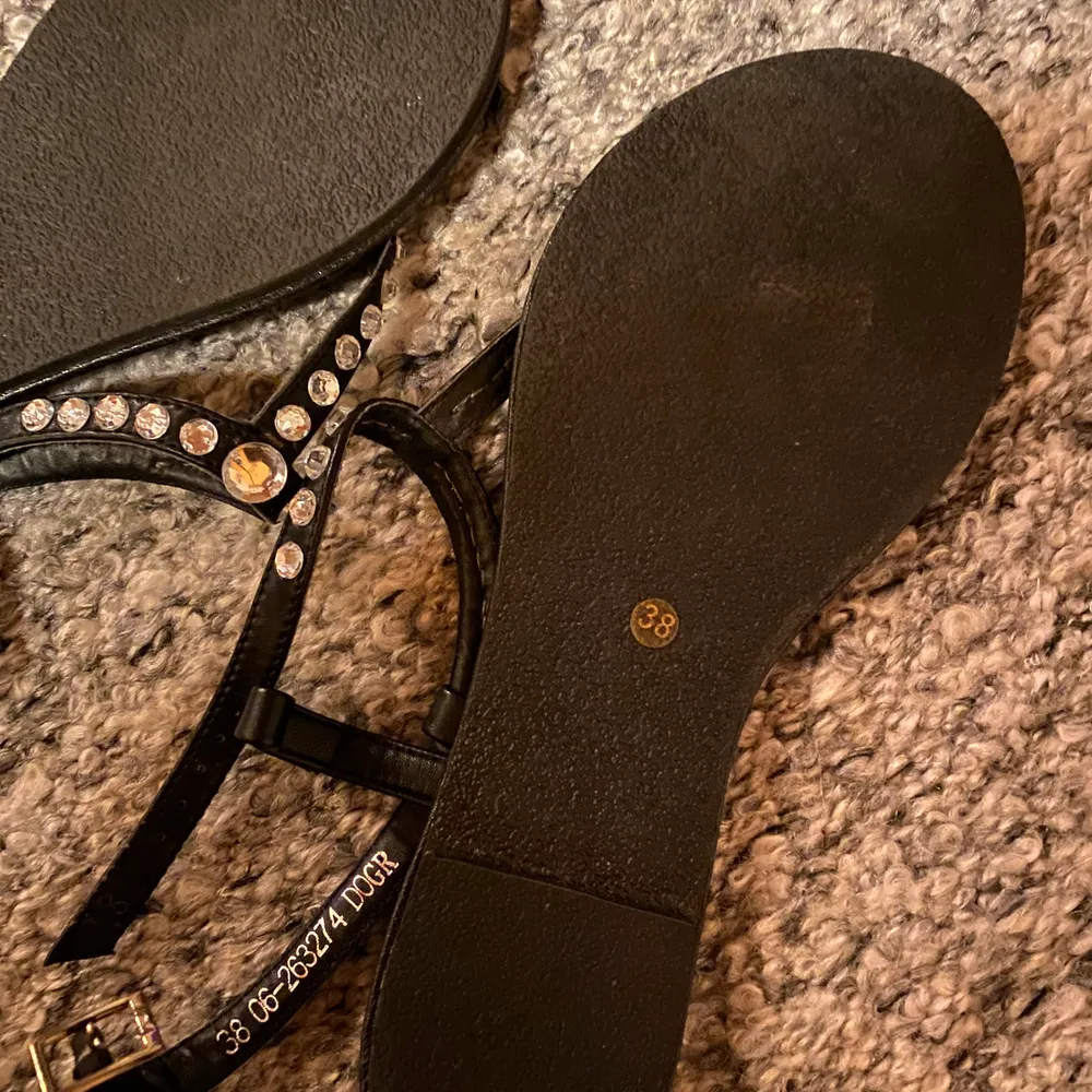 Svarta sandaler med pärlor. Säljes för 20kr, frakt tillkommer. ✨💕🥰. Skor.