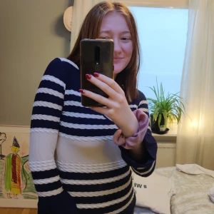 Milano Tröja  - Detta är Milano tröja som är i stl XS. OBS denna är för liten för mig därför sitter den högre upp i ärmarna på mig. Den här tröjan passar för alla event.