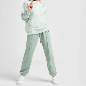 Nike mjukisbyxor XS - Mjukisbyxor från NIKE i pastellgrön färg, köpta från JD sport, där xs är slutsålt! MITT PRIS: 400. Aldeig använda och alla pristaggar kvar! (Nypris JD-sport 420, men xs slutsålda som sagt) 