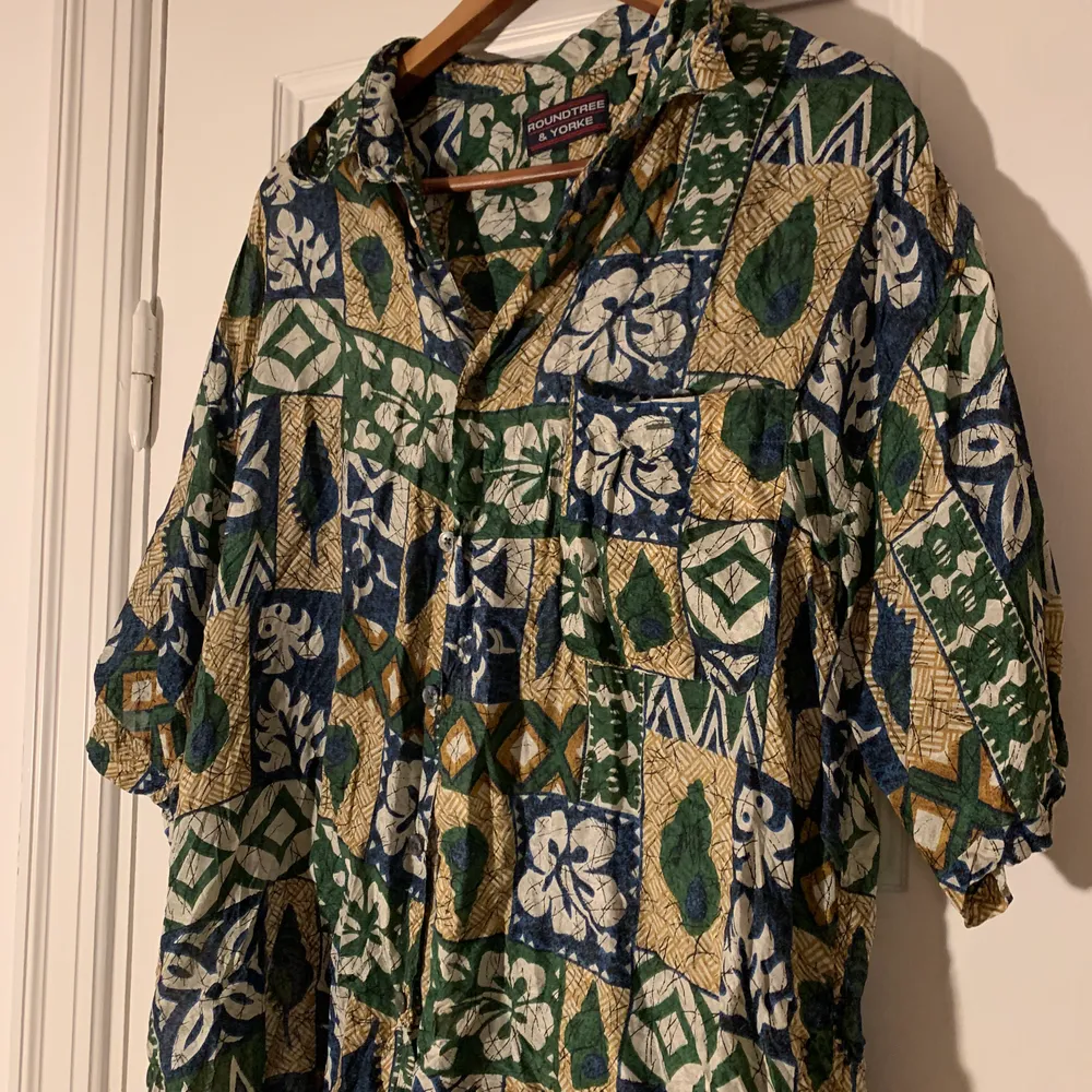 Vintage Hawaii-skjorta ish i silke. Jätteskönt å tunn. Storlek L . Skjortor.