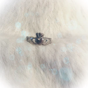 Ring med hjärta  - Fin ring med hjärta, en krona och två händer som håller det. Likadan ring som Angel ger till Buffy i Buffy the vampire slayer! Skulle säga stl small