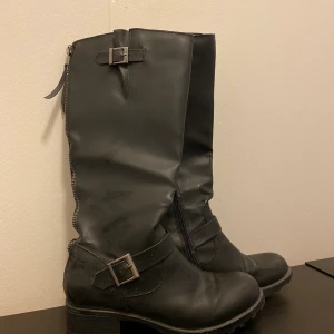 Stövlar - Svarta höga stövlar med dragkedja 