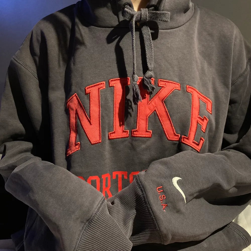 Säljer nu min gamla vintage hoodie från Nike som jag köpt second hand eftersom den inte kommer till användning längre ❤️                                                                                       ❤️Bud från 400kr och minsta höjning 25kr ❤️.              Högsta budet just nu är 550kr ❤️. Tröjor & Koftor.