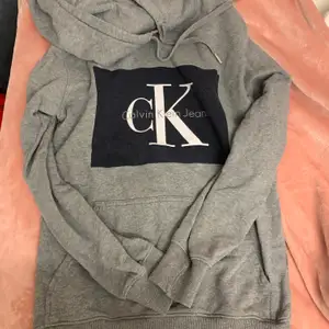 Jätte fin Calvin Klein hoodie som är väldigt mysig, Storlek S Passar nog M åxå. Snabb affär, först till kvarn 