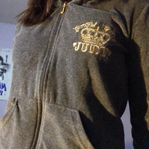Juicy couture - En snygg grå juicy couture kofta!! Inte säker på om jag ska sälja men vill se om någon vill köpa 😍 Det är inget fel med den! Skulle säga att den är en xs/s i storleken! Kan mötas upp i sthlm och kan frakta men köpte står för frakten 💋