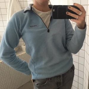 Ziptröja från Peak Performance - Babyblå tröja med liten dragkedja i fleecematerial. Storlek S. Köparen står för frakten som ligger på 66 kr. Hör av dig om du är intresserad❤️