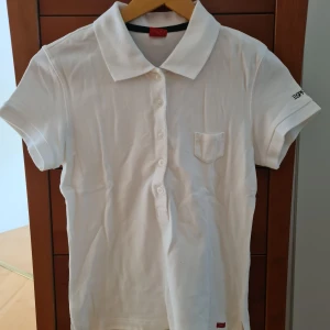 Esprit tröja - Ny Esprit tröja I strl S säljes pga felköp för 100kr. Aldrig använd. Skickas mot porto