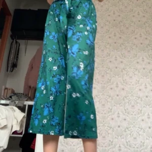 Byxor - Snygga byxor korta på mig som är 165 men jag tror att det ska vara så. Skriv för mer bilder. Från Gina köpta för några år sen, buda💕 pris kan diskuteras