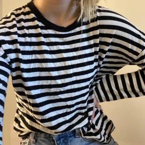 Svart/vit randig tröja - Använd mycket, därav det billiga priset! Storlek XS