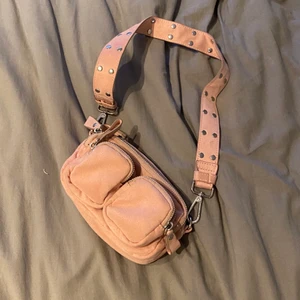 Väska - Väska från Gina tricot, bra skick! Det är den mindre modellen så det medkommer en silvrig kedja😊