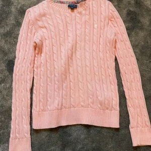 Ralph Lauren tröja - Super fin kabelstickad Ralph Lauren tröja, strl XL 16 år, vilket motsvarar XS i vuxen. Endast använd ett fåtal gånger. Skicka PM för intresse och för att snacka pris!💛💛