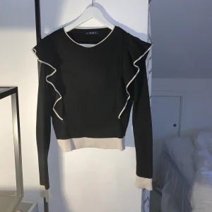 Volang tröja  - Säljer den här fina volangtröja som är köpt från chiquelle, den är endast använd ett fåtal gånger💕🥰