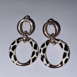 Örhängen  - Coola leopardmönstrade örhängen! Knappt använda, mycket fint skick! Säljer pga passade ej så bra i dom.. 🙈🌸