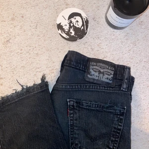 Lågmidjade jeans - Så snygga lågmidjade svart/gråa jeans från Levi’s. Snygga slit ingar nertill och bak på fickorna. Köpta i Califonien för ca 2 år sen. Säljer endast vid bra bud.💕 bud på 400kr