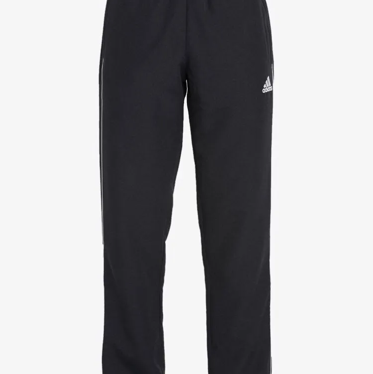 SÅLD!! Helt oanvänd pga av fel storlek. Passar fint på både tjejer o killar:) Nypris 319kr Mitt pris 199kr inklusive frakt. Storlek S Pris kan diskuteras  #adidas. Jeans & Byxor.