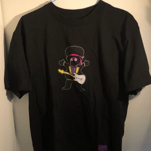 Jimi hendrix - Supercool, helt ny grizzly tröja! Denna tröja är ett samarbete mellan Jimmy Hendrix och märket grizzly. Enda anledningen till att jag inte använt den är att jag glömt att jag hade den och nu ändrat lite stil. (Kan mötas upp annars tillkommer frakt)