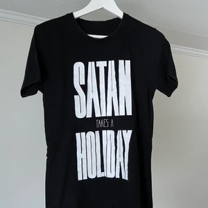 Satan Takes A Holiday - Ganska cool merch 