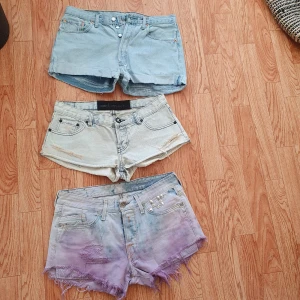 Jeansshorts storlek medium levis replay one teaspoon  - 3 st Jeans shorts storlek medium . Märke levis one teaspoon och Replay 