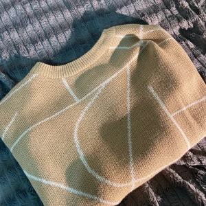 Tröja från MQ  - Köpte denna tröja från MQ för 500kr säljer då den inte kommer till längre användning, jätte snygga med ett par vita jeans. Skriv privat för fler foton 