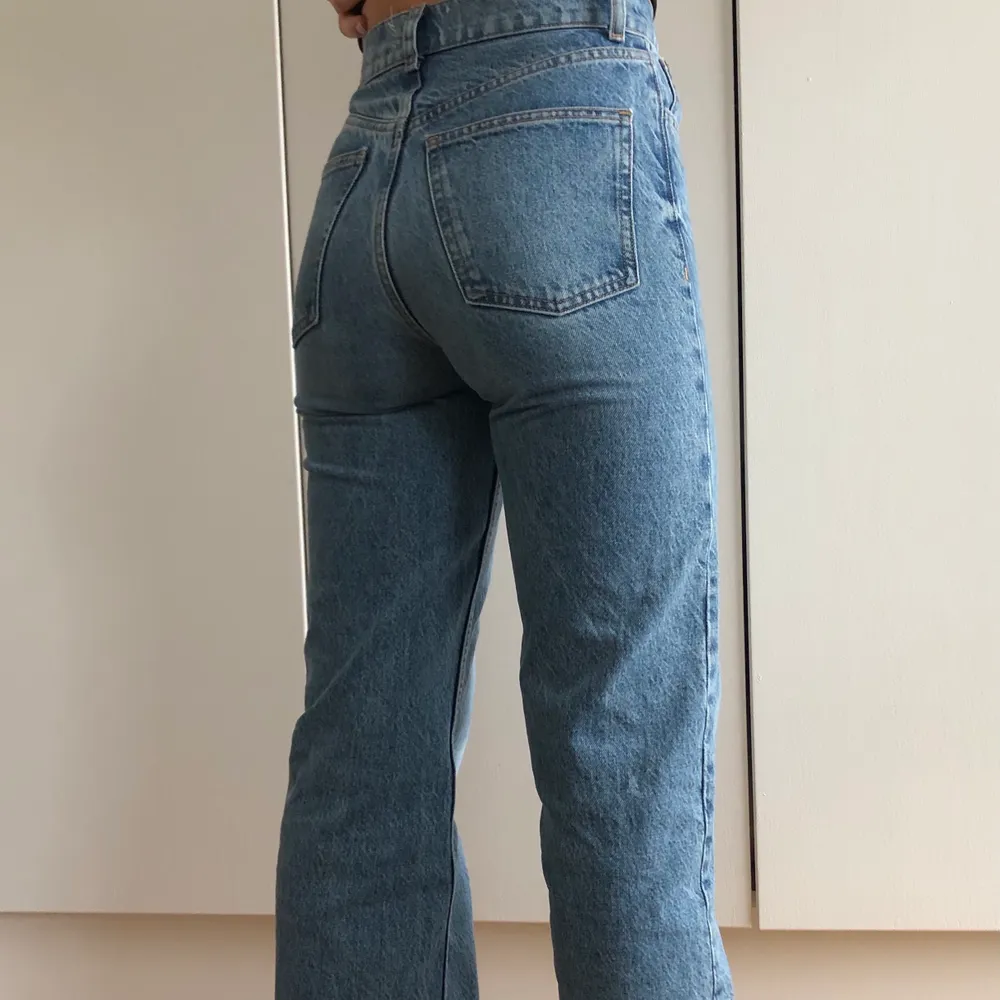Säljer mina favorit jeans från zara i modellen wide leg. Är i bra skick och klippta efter min längd (163 cm). Köparen står för frakten🥰 Buda gärna i kommentarerna❣️. Jeans & Byxor.