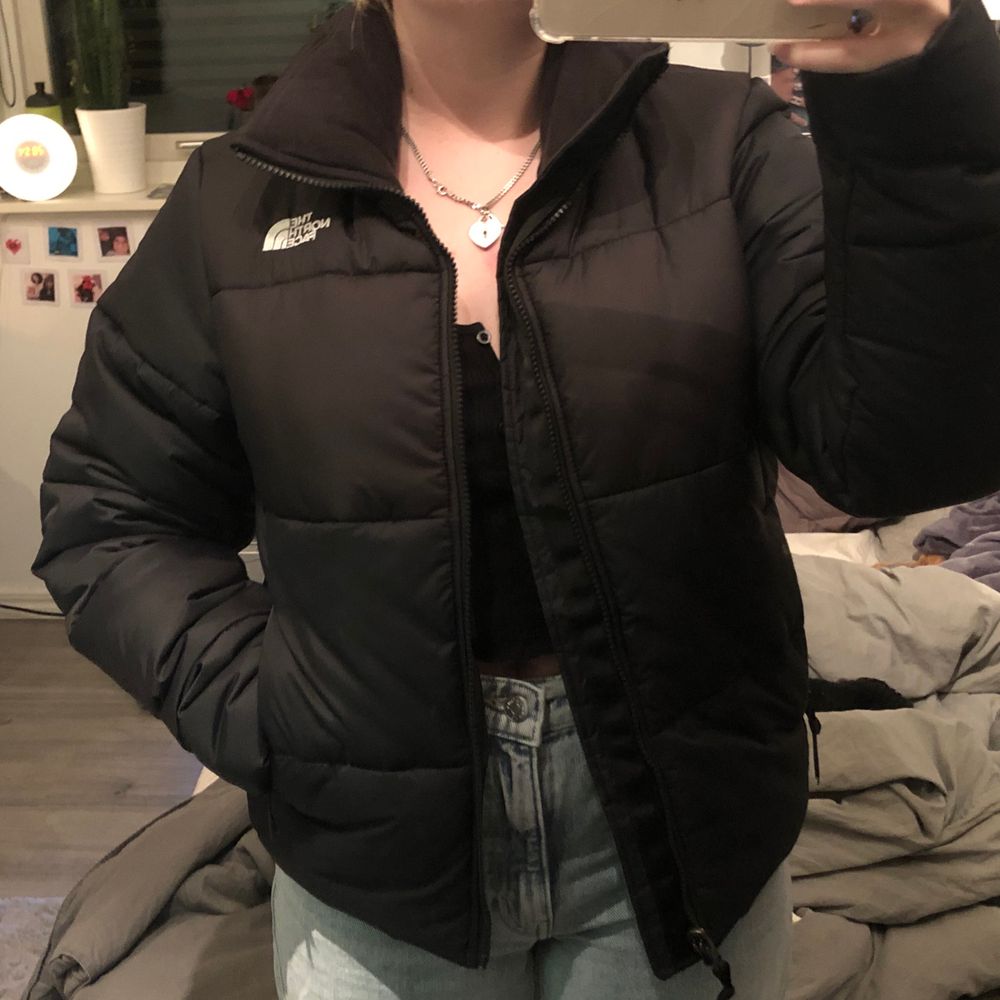The North Face dunjacka i svart som knappt är använd pga fel storlek, alltså i nyskick. Passar XS/S och möjligtvis M. Buda i kommentarerna, original priset är 2500kr så startbud ligger på 1200kr💞 KAN BYTA MOT BRUN ELLER SVART I MODELL NUPTSE! Högsta bud nu; 1500kr. Jackor.