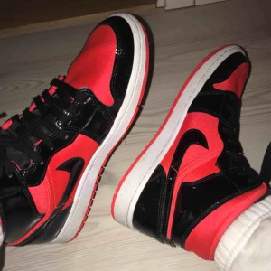  - Säljer mina Jordan 1 mid, hot punch! Lägsta pris 1300kr