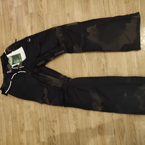 Dope Snowboard byxor - Säljer mina oanvända Snowboard byxor ifrån Dope. I storlek S.